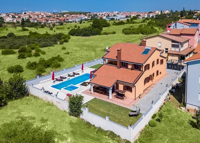 Luxury Hedone With Pool & Whirpool In Near The * Pula