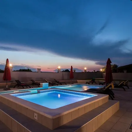 וילה Luxury Hedone With Pool & Whirpool In Near The פולה