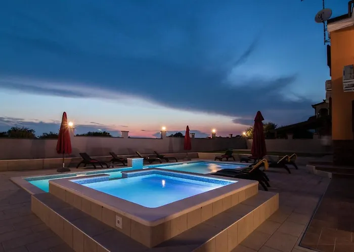 וילה Luxury Hedone With Pool & Whirpool In Near The פולה