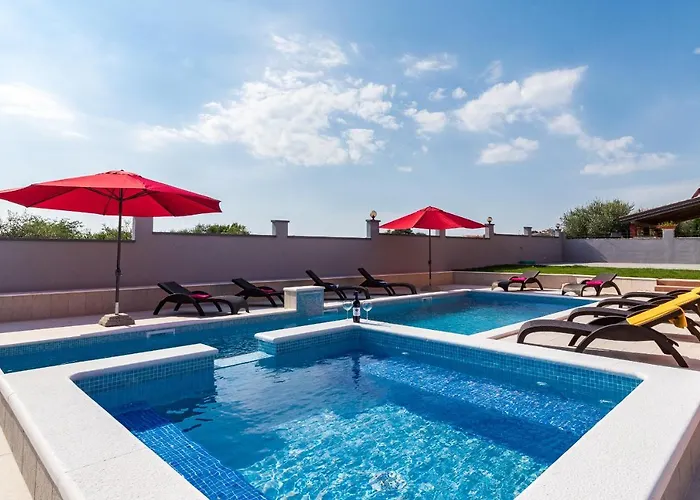 Luxury Hedone With Pool & Whirpool In Near The Пула