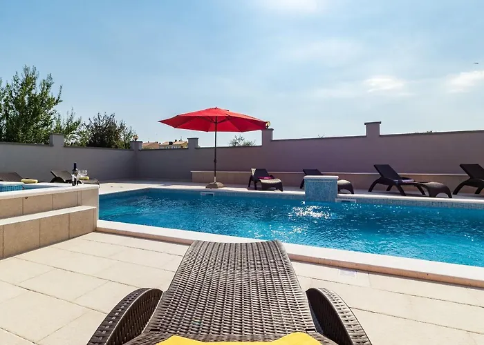 Luxury Hedone With Pool & Whirpool In Near The * Пула