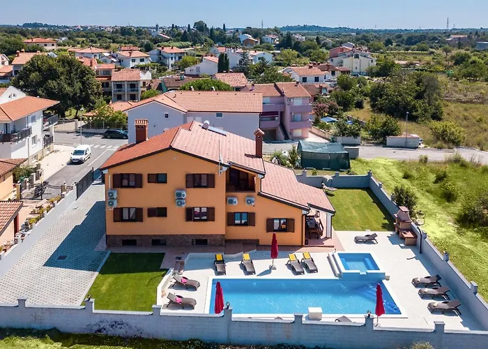 Luxury Hedone With Pool & Whirpool In Near The Пула